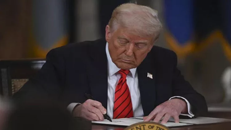 Tramp yeni qanun imzaladı