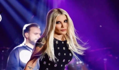 Məşhur müğənni ilə eyni təyyarədə sərnişin olan qadın onu RÜSVAY ETDİ - VİDEO