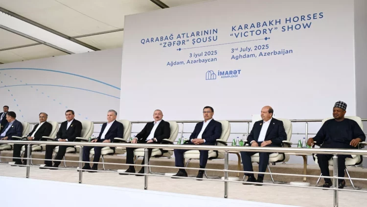 İlham Əliyev və ECO-nun 17-ci Zirvə görüşünün iştirakçıları Ağdamdakı “İmarət” Kompleksində Qarabağ atlarının “Zəfər” şousunu izləyiblər - VİDEO - FOTO