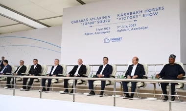 İlham Əliyev və ECO-nun 17-ci Zirvə görüşünün iştirakçıları Ağdamdakı “İmarət” Kompleksində Qarabağ atlarının “Zəfər” şousunu izləyiblər - VİDEO - FOTO