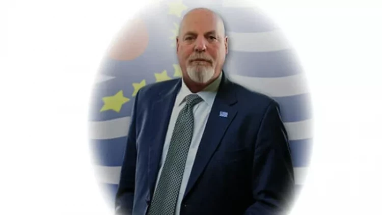 Ayda və planetlərdə torpaq satan adam: Dennis Houpun təəccüblü hekayəsi