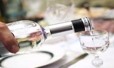 İmtahanlar bitdiyi üçün sevinib 1 litr araq içdi, komaya düşdü