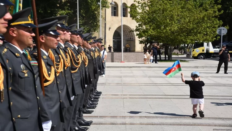 Silahlı Qüvvələr Günü münasibətilə hərbçilərin yürüşü keçirilir - FOTO