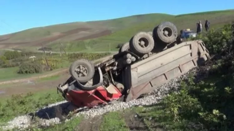 Kəlbəcərdə yük maşını AŞDI - ölən var - FOTO
