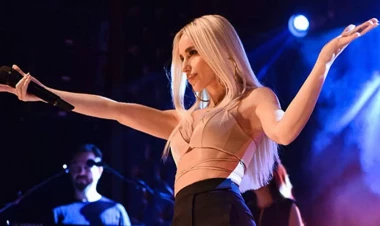 Gülşən səhnədə qorxulu anlar yaşadı - VİDEO