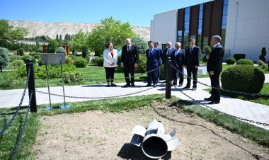 Prezident Vətən müharibəsi zamanı Ermənistan tərəfindən “Azərbaycan” İES-ə atılan raketin düşdüyü əraziyə baxıb - FOTO