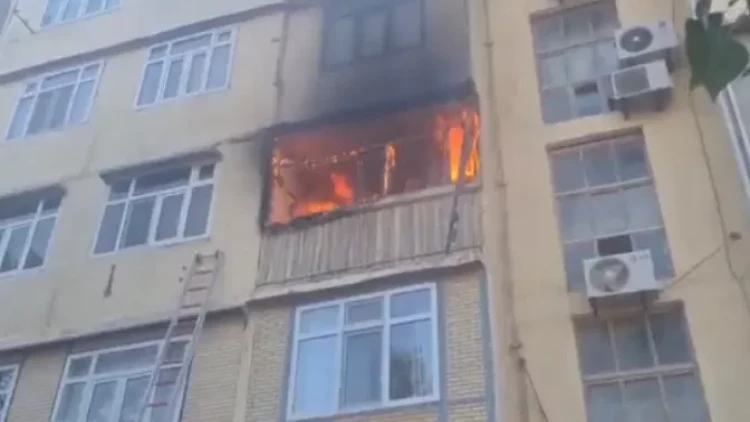 Sumqayıtda yaşayış binasında yanğın olub - VİDEO