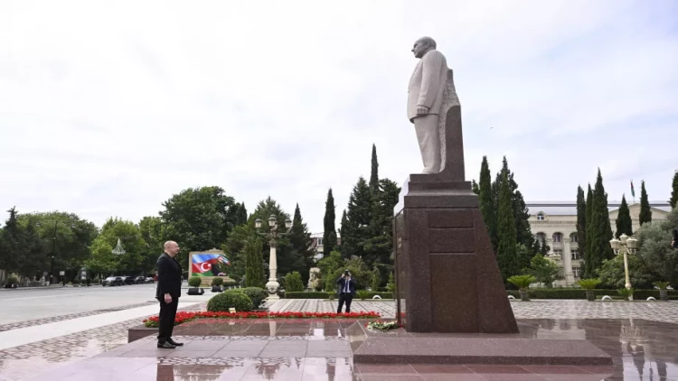 Prezident İlham Əliyev Yevlax şəhərində Ümummilli Lider Heydər Əliyevin abidəsini ziyarət edib - VİDEO