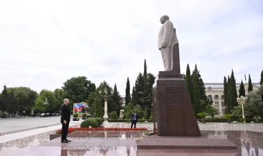 Prezident İlham Əliyev Yevlax şəhərində Ümummilli Lider Heydər Əliyevin abidəsini ziyarət edib - VİDEO