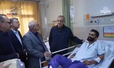 İran Prezidenti yaralılara baş çəkdi - VİDEO