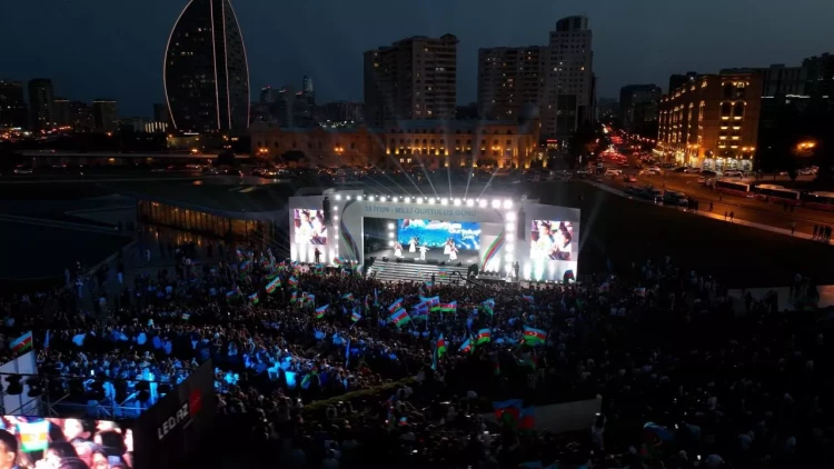 Heydər Əliyev Mərkəzinin parkında Milli Qurtuluş Günü münasibəti ilə konsert olub - FOTO