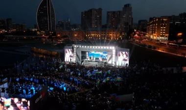 Heydər Əliyev Mərkəzinin parkında Milli Qurtuluş Günü münasibəti ilə konsert olub - FOTO