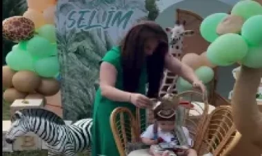 Nüşabə nəvəsini dollar yağışına tutdu - VİDEO