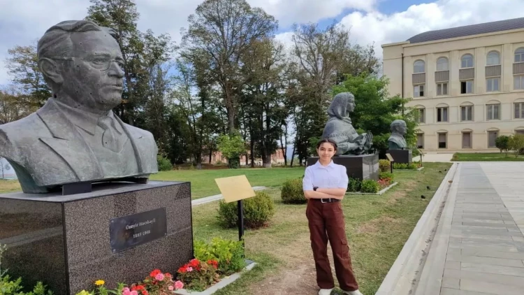 İndi rəssamdır, gələcəkdə isə həkim olmaq istəyir - FOTO