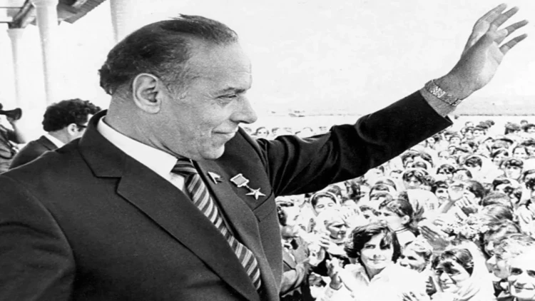 Tarixi dəyişən gün: Liderin qayıdışı...