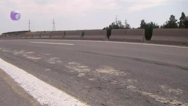 Bu yolun sağ zolağı ilə hərəkət təhlükəlidir, solla getdikdə isə cərimə yazılır - VİDEO