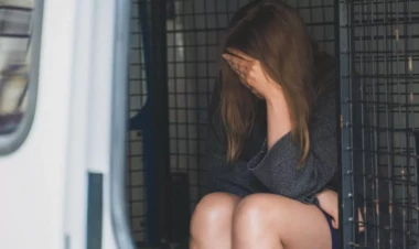 Qadın sərnişin DƏHŞƏT yaşatdı: taksinin şüşələrini daşla QIRDI - VİDEO