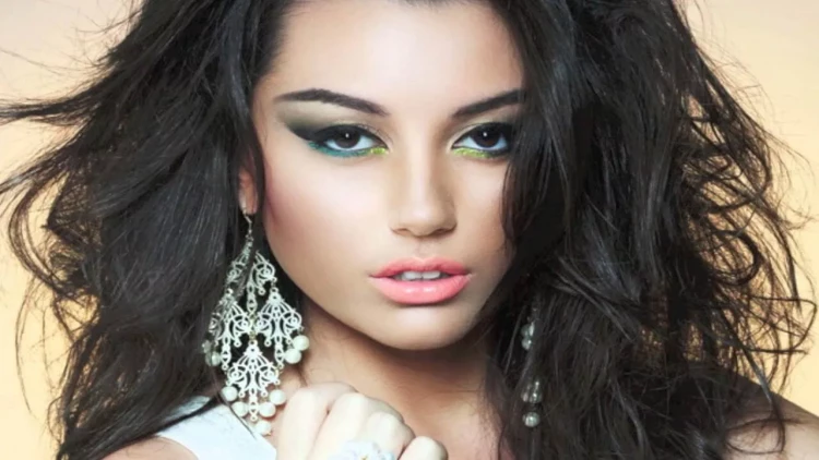 Safurə dekoltesi ilə diqqət çəkdi - FOTO