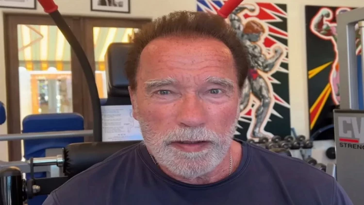 Oğlunu çılpaq görən Şvartsenegger şokda: 