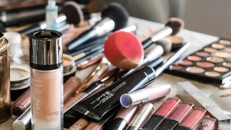 Kosmetik vasitələrin dəhşətli fəsadları üzə çıxdı: Mütəxəssisdən xəbərdarlıq