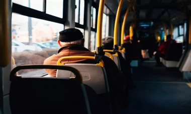 İctimai nəqliyyatda yüksək səslə videoya baxanlarla necə 