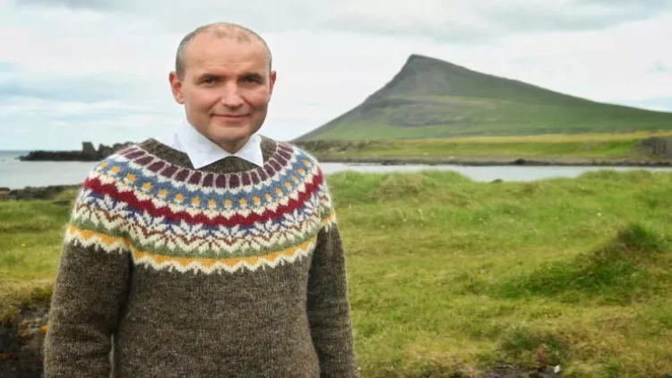 Keçmiş prezident parkda bələdçi işləyir