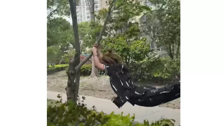 Xəbərdarlığa məhəl qoymayıb küçəyə çıxdılar - Ağacdan sallanan qız ölümdən döndü - VİDEO