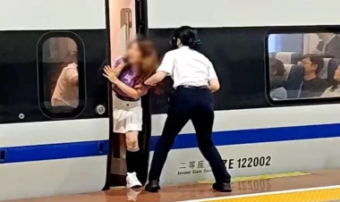 Metroda həyəcanlı anlar - Gənc qadın qatarın qapısında sıxılıb qaldı - VİDEO