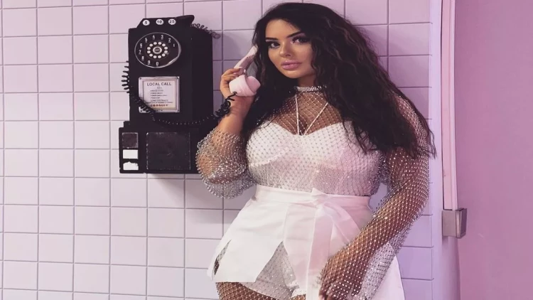 Azərbaycanlı müğənnini rəqsinə görə 