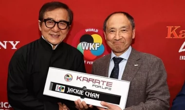 Ceki Çan qara kəmər aldı