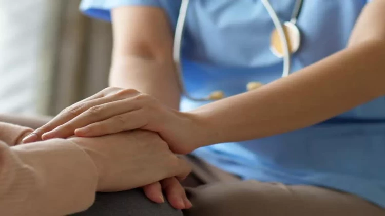 Tanınmış cərrah illərlə narkozlu xəstələrinə qarşı əxlaqsızlıq edibmiş