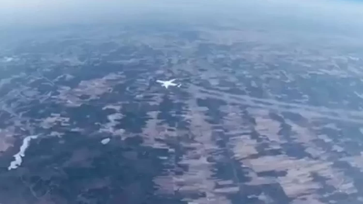 800 km/saat sürətlə uçan təyyarə metezondun kamerasına belə düşdü – VİDEO