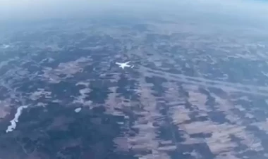 800 km/saat sürətlə uçan təyyarə metezondun kamerasına belə düşdü – VİDEO