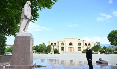 Prezident İlham Əliyev Ümummilli Lider Heydər Əliyevin İsmayıllı şəhərinin mərkəzində ucaldılmış abidəsini ziyarət edib - VİDEO