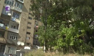 Bakıda binada ilanlar kök salıb - Sakinlər təşvişdə - VİDEO