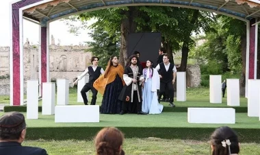 “Xarıbülbül” festivalı çərçivəsində Şuşada teatr tamaşası - FOTO