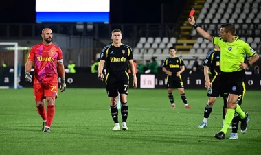 Karyerasını qırmızı vərəqə ilə başa vurdu - VİDEO