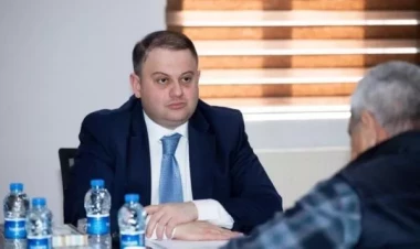 İcra başçısı qadın müəllimi özünə müavin təyin etdi - FOTO