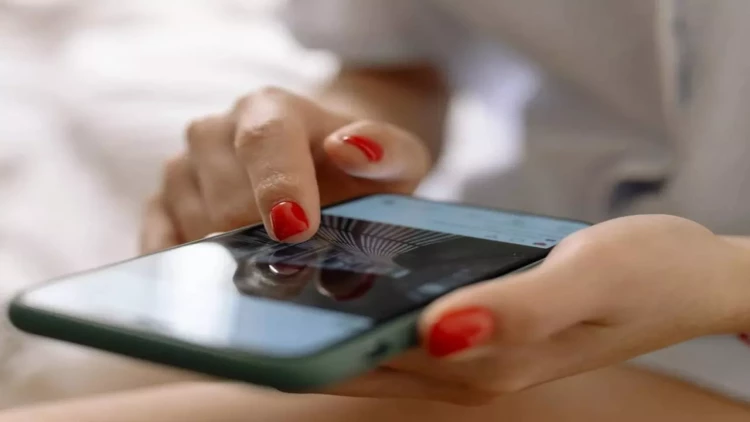 Telefonu belə tutanlara ciddi xəbərdarlıq - Xəstəlik yaradır