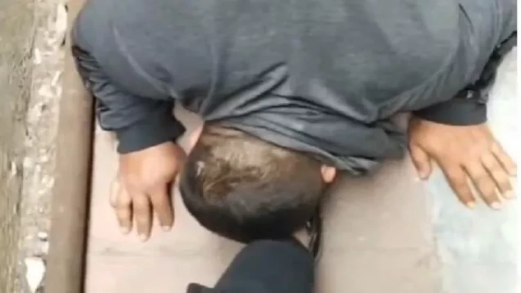 Kişiyə ayaqqabısını öpdürən qadın kimdir? - RƏSMİ