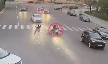 Bakının mərkəzində motosiklet piyadaları belə vurdu - VİDEO