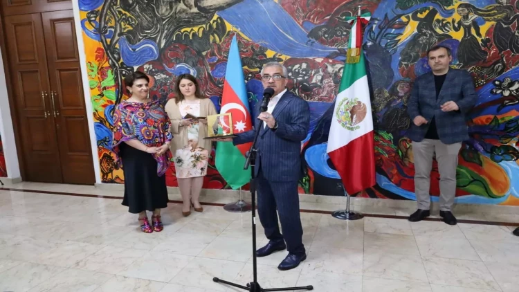 Kukla teatrında kuklalar sərgisi - FOTOlar