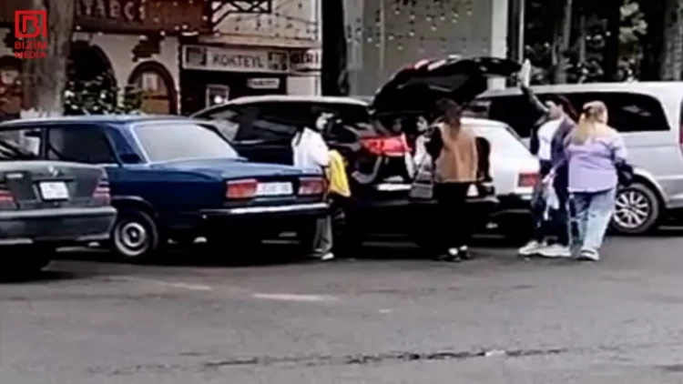 Qadın sürücüdən qayda pozuntusu: Üç uşağı avtomobilin 