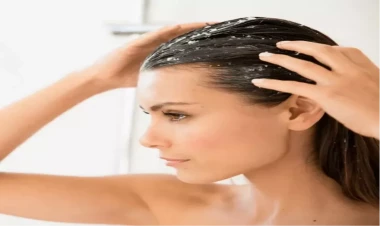 Bu, baş dərisində qabıqlanmanı və kəpəyi YOX EDİR