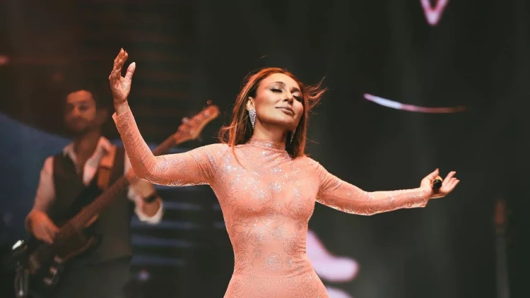 Məşhur müğənni səhnədə yerə sərildi