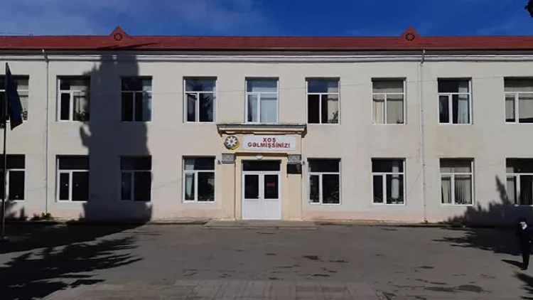 Müəllim məktəbdə yıxılıb xəsarət aldı - Direktor cəzalandırıldı
