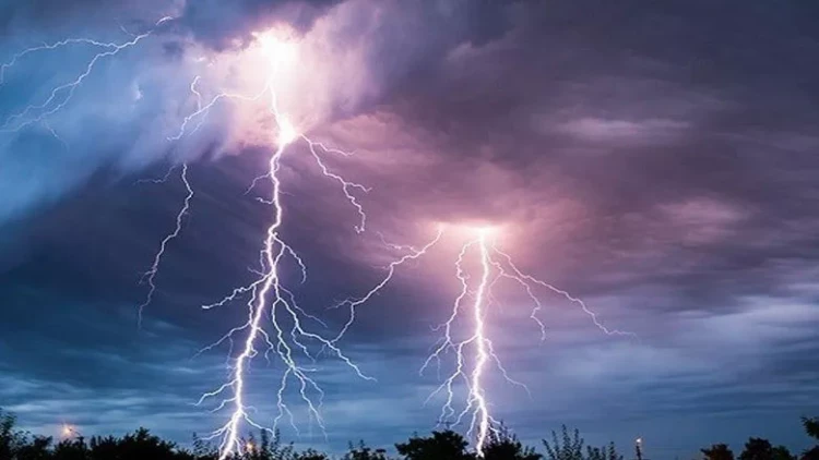 Biləsuvar sakinini ildırım vurdu - VİDEO