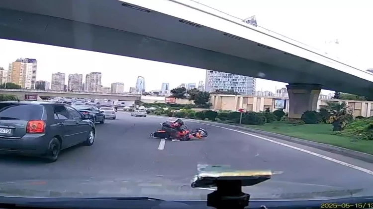 Bakıda motosiklet arakəsməyə çırpıldı - Anbaan görüntülər