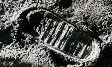 NASA-dan 7 kiloluq ay daşı oğurladı - Sevgilisinə aparacaqmış...