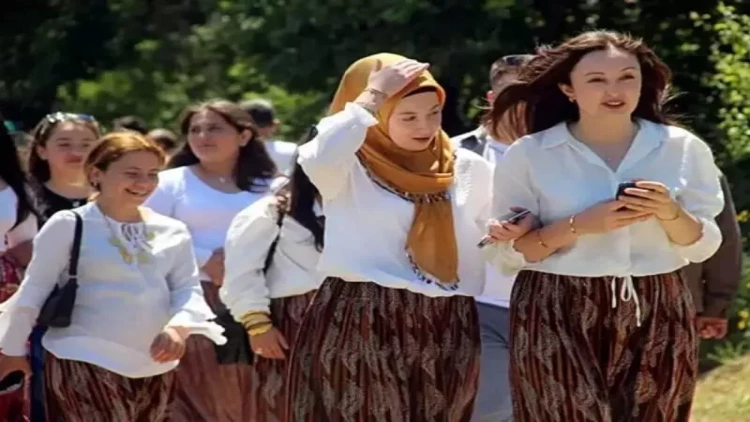 1 km piyada gəzib ər axtardılar - FOTO